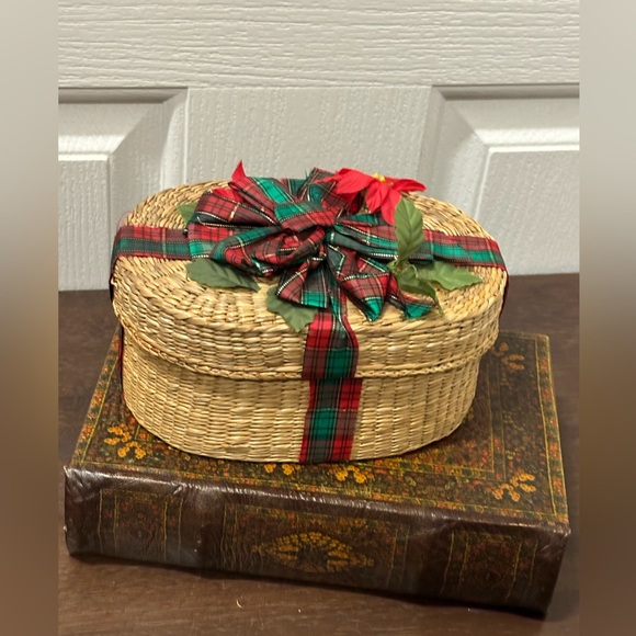 Vintage Woven Christmas Gift Box Basket With Lid Oval Red 6x5” Ribbon - Picture 10 of 10